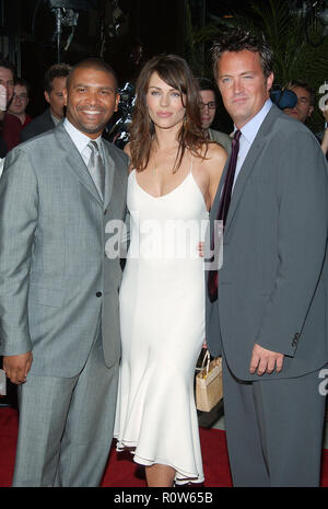 Reginald Hudlin le directeur qui posent avec les stars du film Elizabeth Hurley et Matthew Perry à la première de ' Serving Sara ' au Samuel G Banque D'Images