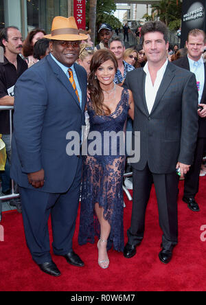 Randy Jackson, Paula Abdul et Simon Cowell posant à l'American Idol finale au Kodak Theatre de Los Angeles. Le 4 septembre 2002. - Banque D'Images
