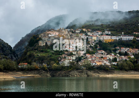 L'ancien village de Barrea et le lac. Abruzzes, Italie, Europe Banque D'Images