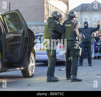 Les armes à feu des agents de police armés démontrant un arrêt du véhicule et l'arrestation d'un présumé criminel/terroriste armé lors d'une journée portes ouvertes de la police Banque D'Images