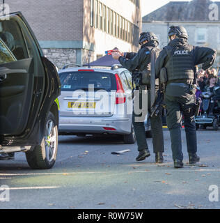 Les armes à feu des agents de police armés démontrant un arrêt du véhicule et l'arrestation d'un présumé criminel/terroriste armé lors d'une journée portes ouvertes de la police Banque D'Images