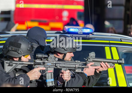 Les armes à feu des agents de police armés démontrant un arrêt du véhicule et l'arrestation d'un présumé criminel/terroriste armé lors d'une journée portes ouvertes de la police Banque D'Images