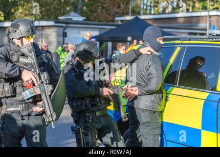 Les armes à feu des agents de police armés démontrant un arrêt du véhicule et l'arrestation d'un présumé criminel/terroriste armé lors d'une journée portes ouvertes de la police Banque D'Images