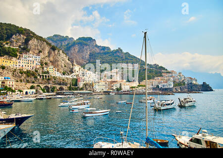 Positano, Côte Amalfitaine, Campanie, Italie. Belle vue sur Positano et la côte amalfitaine en Italie en été. Matin voir cityscape sur la ligne de côte de la med Banque D'Images