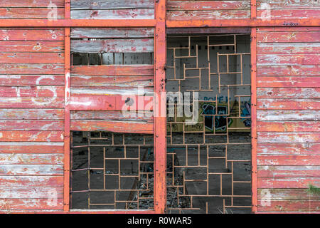Ancienne usine industrielle entrée avec porte en bois endommagées de l'industrie abandonnés Banque D'Images