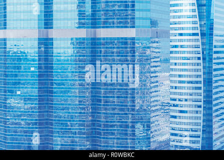 Résumé fond de verres bleu fenêtre, bâtiment d'entreprise moderne de haut en ville. Photo pour ajouter du texte message. Toile de l'art de la conception du travail. Banque D'Images