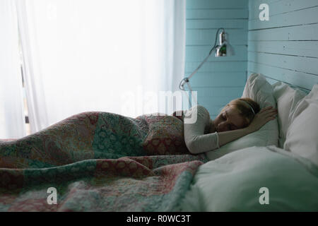 Femme au foyer dans la chambre à coucher Banque D'Images