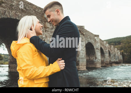 Young couple embracing near river Banque D'Images