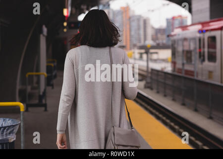 Femme marche sur la plate-forme à la gare Banque D'Images