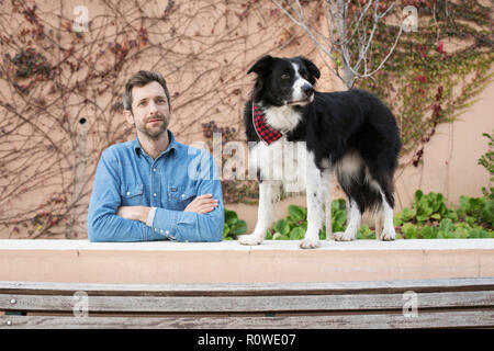 Portrait de graphic designer Andrew Knapp avec son chien Momo, un border collie, dans un arrêt à Lisbonne, lors d'un voyage à travers l'Europe. Banque D'Images