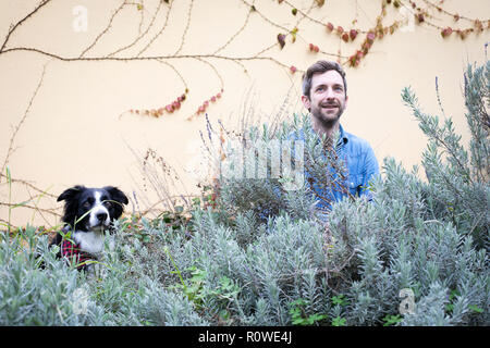 Portrait de graphic designer Andrew Knapp avec son chien Momo, un border collie, dans un arrêt à Lisbonne, lors d'un voyage à travers l'Europe. Banque D'Images