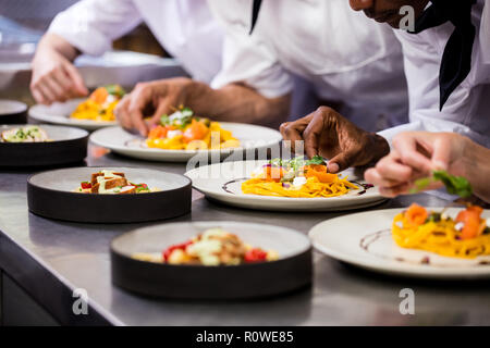 La garniture sur des assiettes des aliments Chef Banque D'Images