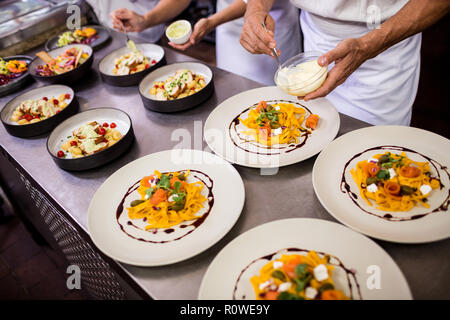 La garniture sur des assiettes des aliments Chef Banque D'Images