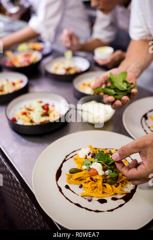 La garniture sur des assiettes des aliments Chef Banque D'Images