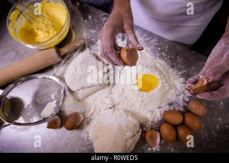 Oeufs farine de fissuration Chef Banque D'Images