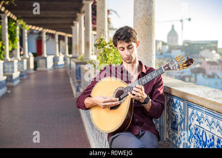 Musicien jouant sur fado portugais unique guitare dans Alfama, Lisbonne, Portugal Banque D'Images