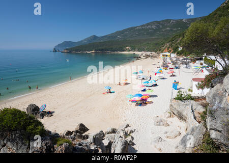 Vue sur la plage en été, Galapos Portinho da Arrábida, Parque Natural da Arrábida, district de Setubal, région de Lisbonne, Portugal, Europe Banque D'Images