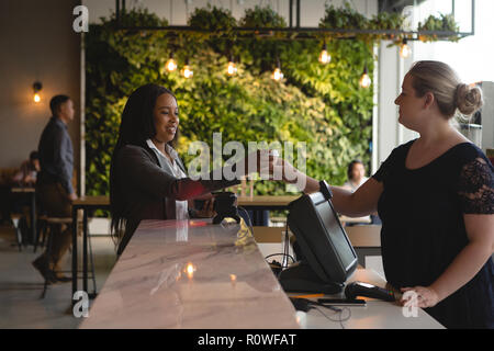 Serveuse de l'exécutif à l'encontre des femmes Banque D'Images