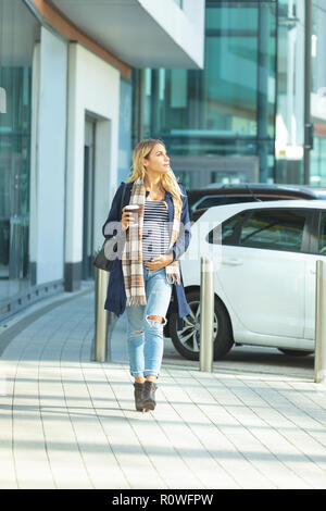 Femme enceinte marche sur sentier Banque D'Images