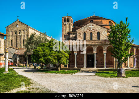 Italie Veneto Torcello Island l'église de Santa Fosca sur le droit et la Basilique de Santa Maria Assunta Banque D'Images