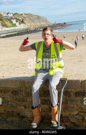 La ville de Folkestone. Sprucer ils donnent de leur temps pour garder propre et rangé à Folkestone pour chacun d'apprécier et de le faire paraître belle. Banque D'Images