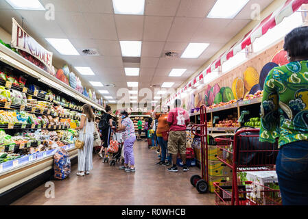 La ville de New York, USA - Le 26 juillet 2018 : Les gens d'acheter dans un supermarché de Brooklyn à New York City, USA Banque D'Images