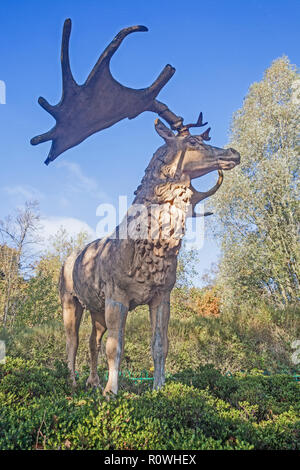 Un modèle d'un ancien de l'élan irlandais géant époque glaciaire à Crystal Palace Park dans le sud-est de Londres. Banque D'Images