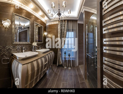 Salle de bains dans des tons bruns avec deux lavabos Banque D'Images