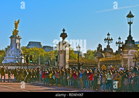 Les foules se rassemblent à l'extérieur de Buckingham Palace pour assister à la relève de la garde. Londres, Angleterre, Royaume-Uni. Le golden Victoria Memorial se trouve à gauche.