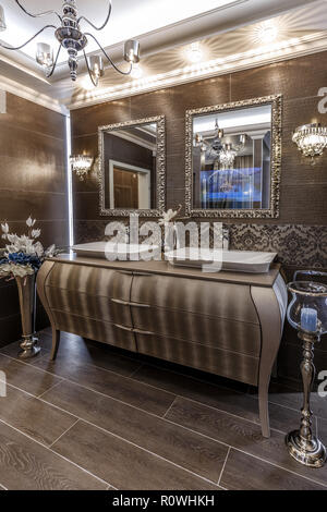Intérieur de salle de bains avec lavabo double vasque robinet Banque D'Images