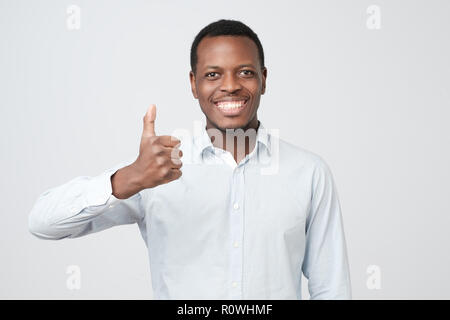 Portrait of happy afroamerican bel homme rire et showing thumb up Banque D'Images