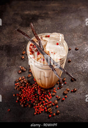 Café au lait glacé au grand verre épicé de poivre rose et de la vanille Banque D'Images