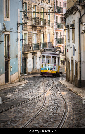 Lisbonne, Portugal - 1 juillet 2018 : tram Vintage dans l'étroite rue d'Alfama à Lisbonne. Banque D'Images