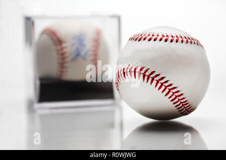 Au baseball avec affichage cas chandails souvenirs flous en arrière-plan Isolated On White Banque D'Images