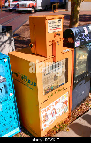 Des distributeurs automatiques de journaux sur le trottoir au centre-ville de Santa Fe, Nouveau Mexique USA Banque D'Images