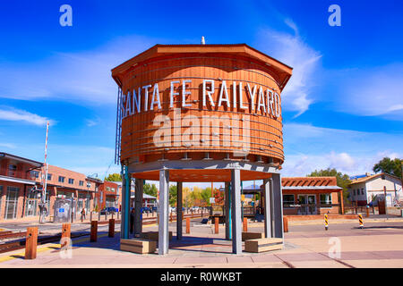 Le château d'eau rénové dans l'art gare quartier de Santa Fe, Nouveau Mexique Banque D'Images