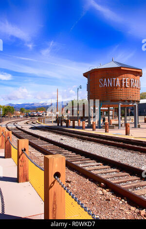 Le château d'eau rénové dans l'art gare quartier de Santa Fe, Nouveau Mexique Banque D'Images