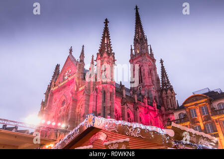 Mulhouse, France, le 23 décembre 2017 : vue de la Cathédrale illuminée et décorée pour le marché de Noël par une journée d'hiver Banque D'Images