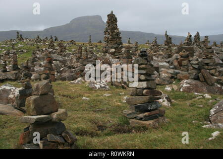 Cairn Stones debout, phare de Neist point, île de Skye, Écosse, Royaume-Uni. Banque D'Images