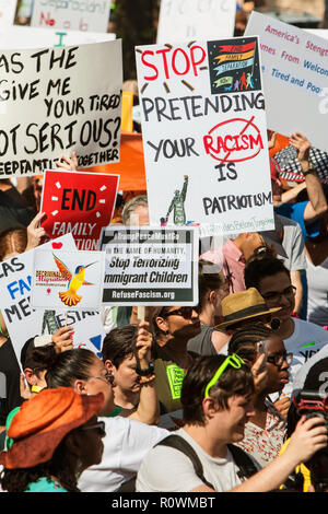 Les gens détiennent la glace anti-et anti-Trump signes tels qu'ils se rassemblent pour prendre part à une manifestation du droit de l'immigration et de mars le 30 juin 2018 à Atlanta, GA. Banque D'Images