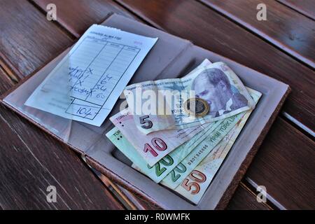 Dalyan, Turquie - 7 juillet 2018 Monnaie : Livre turque sert à payer une facture de restaurant. Banque D'Images