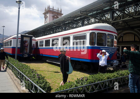 Voitures anciennes à l'extérieur de la gare, La Paz, Bolivie Banque D'Images