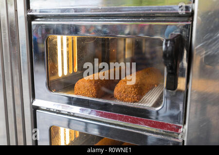 Fast food croquettes à l'intérieur d'une délicatesse machine automatique typiquement néerlandais aux Pays-Bas Banque D'Images