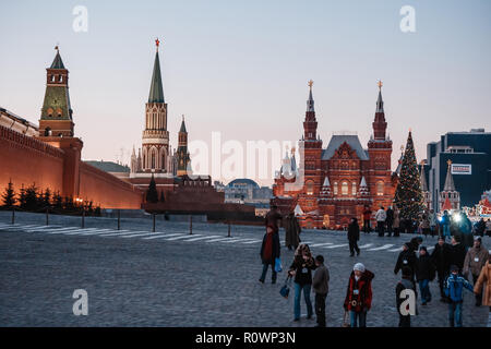 Moscou, Russie - Janvier 4, 2008 Soirée : vue sur la Place rouge décoré d'arbre de Noël, le Kremlin et le Musée d'histoire de l'État. Banque D'Images