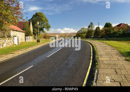 La route du village à Goathland, regard vers le centre du village. Banque D'Images