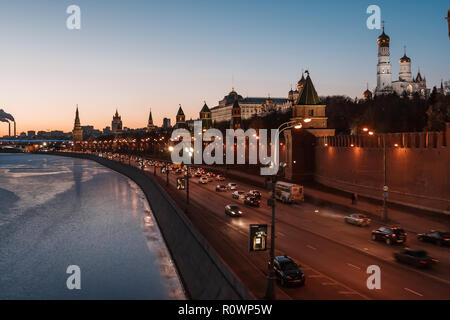 Moscou, Russie - Janvier 4, 2008 Soirée : vue sur le Kremlin, remblai gelé Moskva et le paysage urbain. Banque D'Images