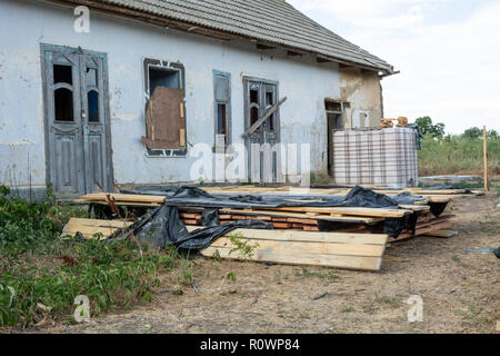 Une pile de planches de pin imprégné d'une solution antiseptique est séché à la construction site. Les matériaux de construction pour la construction d'une maison à ossature de bois. Banque D'Images