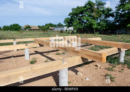 Maison à ossature en bois de pin fondation sur pieux en béton, la construction du site. Étapes de la construction d'une maison à ossature de type Banque D'Images