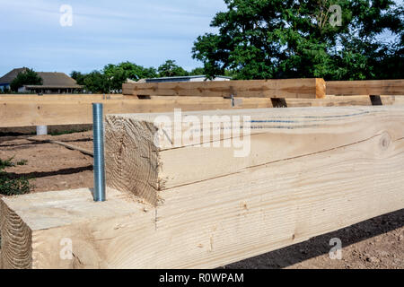 La vis d'ancrage pour la connexion de la trame des planches de pin chambre. Étapes de la construction d'une maison à ossature de type Banque D'Images