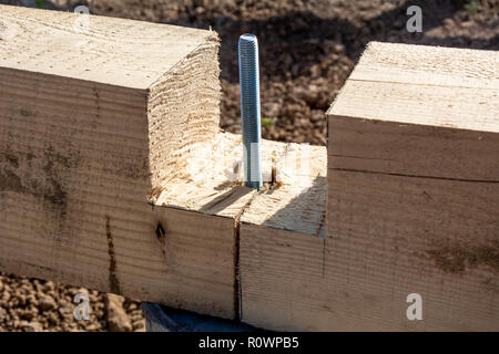 La vis d'ancrage pour la connexion de la trame des planches de pin chambre. Étapes de la construction d'une maison à ossature de type Banque D'Images